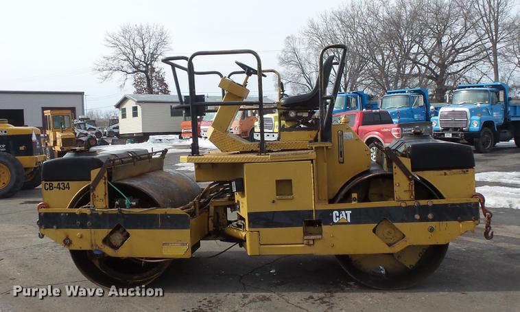 image for item DW9533 1991 Caterpillar CB-434 double drum vibratory roller