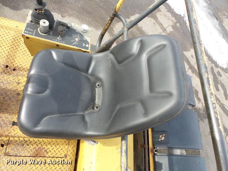 image for item DW9533 1991 Caterpillar CB-434 double drum vibratory roller