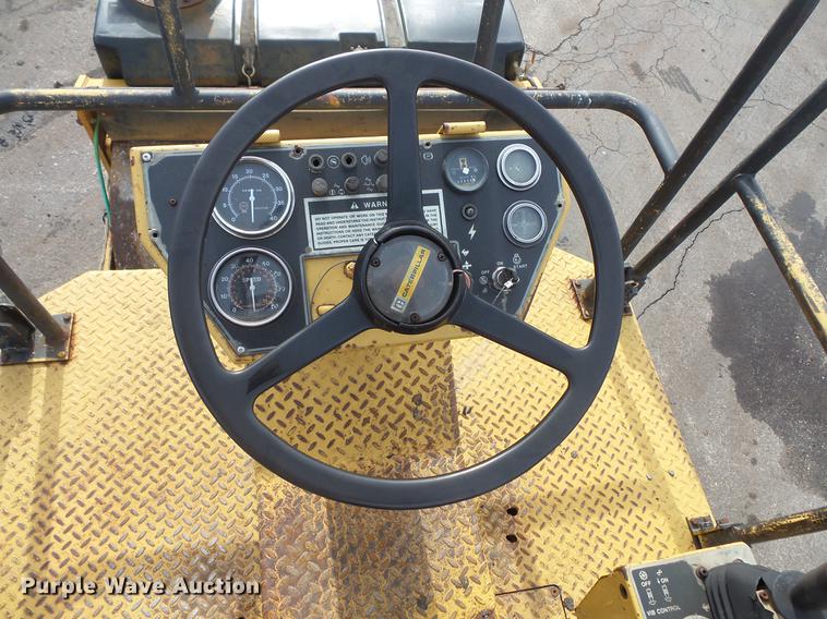 image for item DW9533 1991 Caterpillar CB-434 double drum vibratory roller