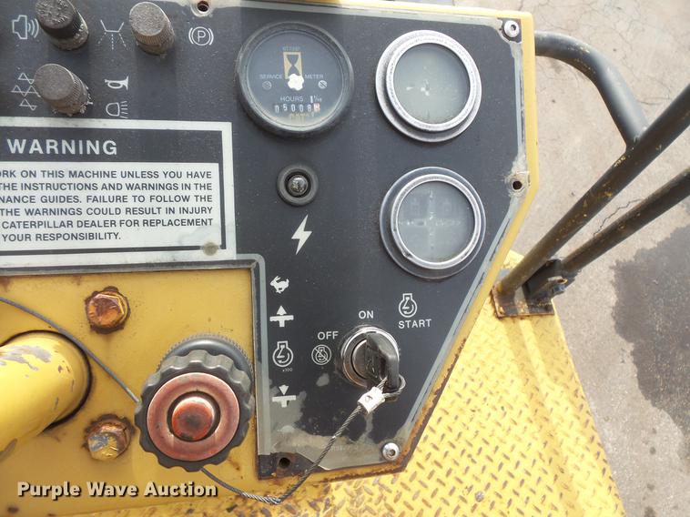 image for item DW9533 1991 Caterpillar CB-434 double drum vibratory roller