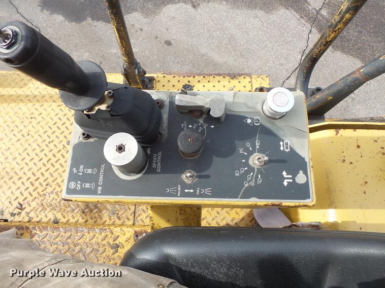 image for item DW9533 1991 Caterpillar CB-434 double drum vibratory roller