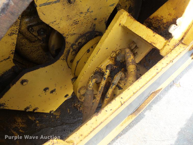 image for item DW9533 1991 Caterpillar CB-434 double drum vibratory roller