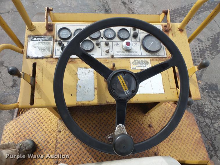 image for item DW9534 1992 Caterpillar CS-433B single vibratory drum roller