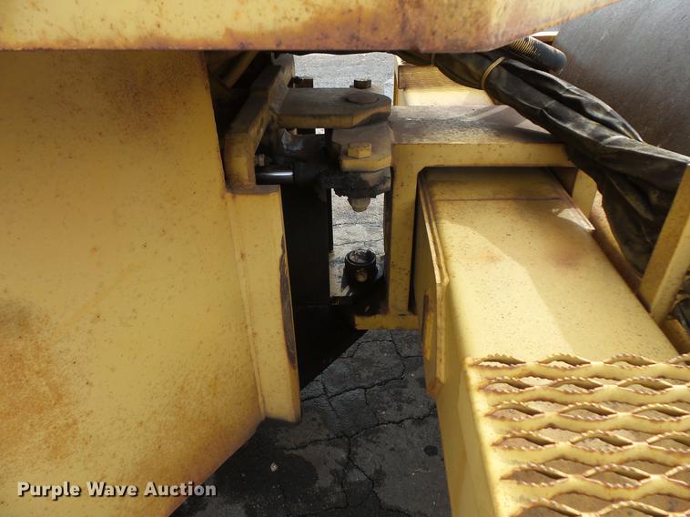 image for item DW9534 1992 Caterpillar CS-433B single vibratory drum roller