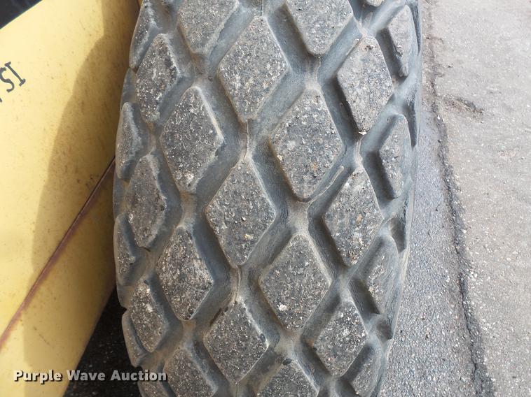 image for item DW9534 1992 Caterpillar CS-433B single vibratory drum roller