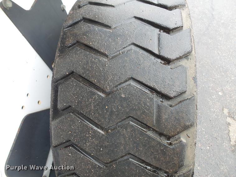 image for item DW9546 2001 Bobcat 773 skid steer