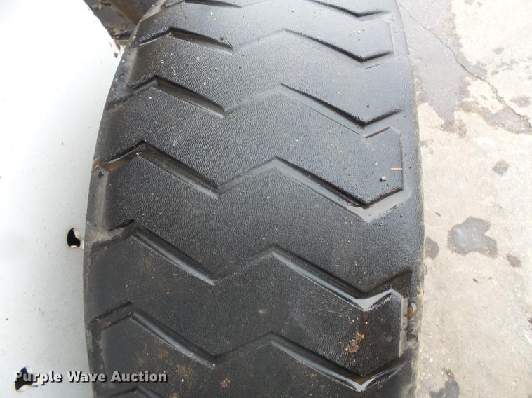 image for item DW9546 2001 Bobcat 773 skid steer