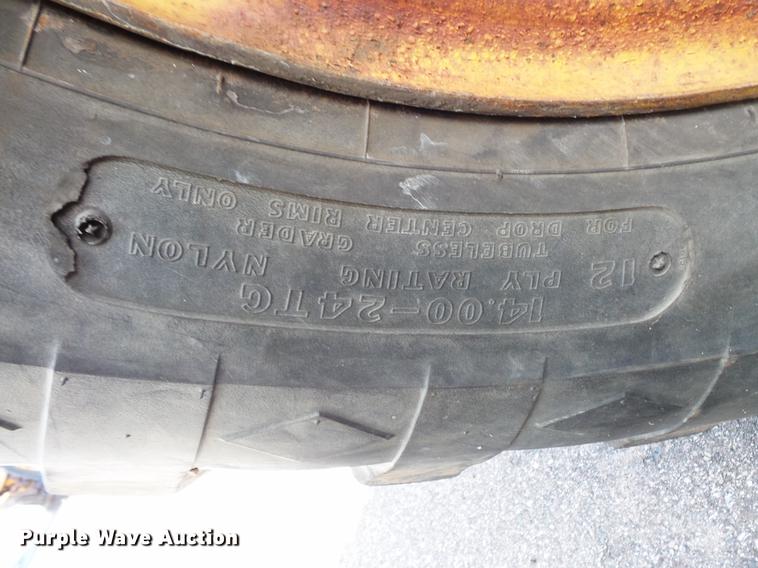 image for item DW9567 1977 John Deere 770 motor grader