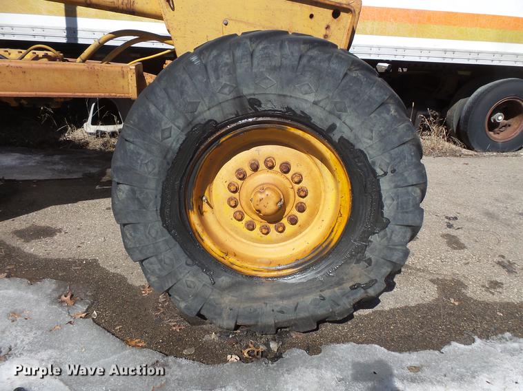 image for item DW9567 1977 John Deere 770 motor grader