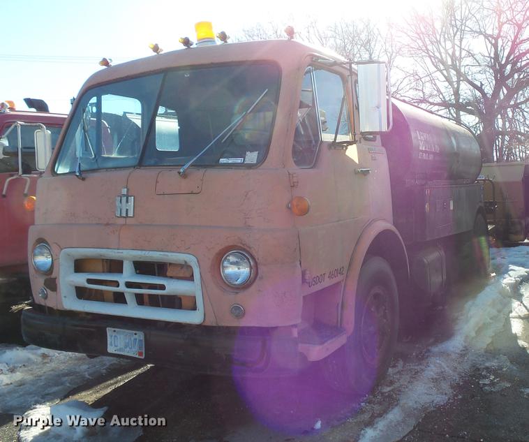 image for item DW9571 1966 International CO202 oil distributor truck