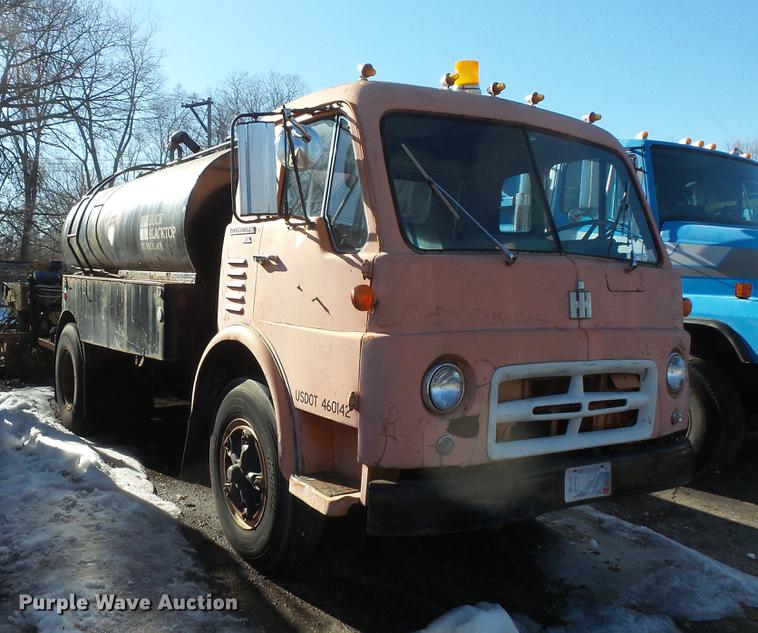 image for item DW9571 1966 International CO202 oil distributor truck