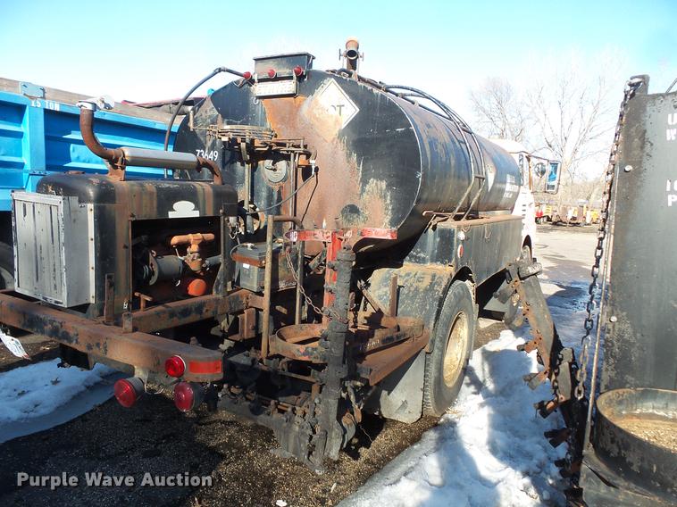 image for item DW9571 1966 International CO202 oil distributor truck