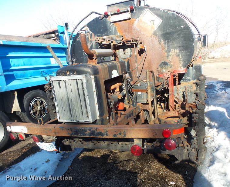 image for item DW9571 1966 International CO202 oil distributor truck