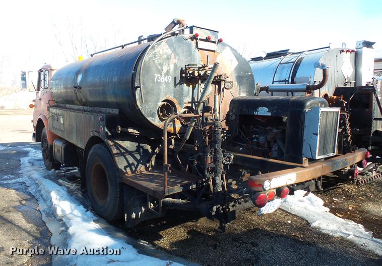 image for item DW9571 1966 International CO202 oil distributor truck