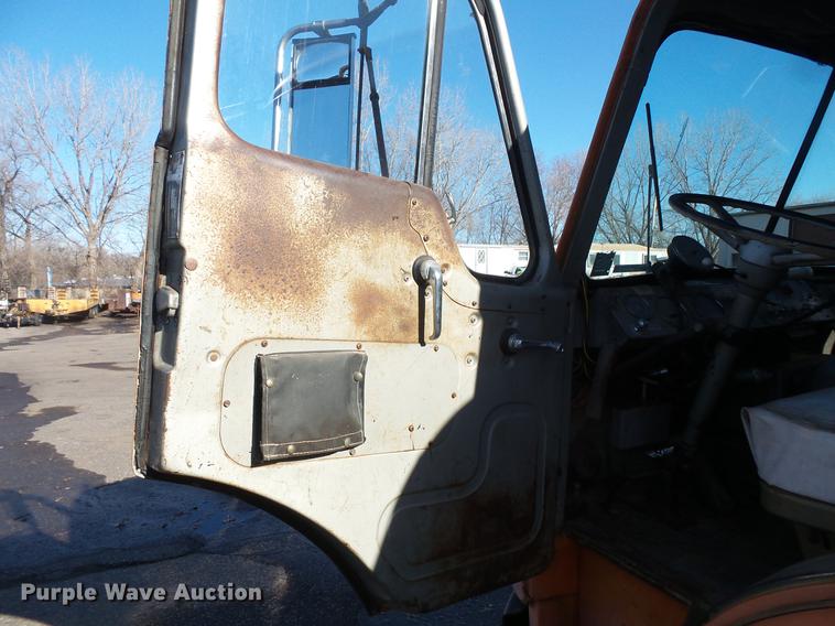 image for item DW9571 1966 International CO202 oil distributor truck