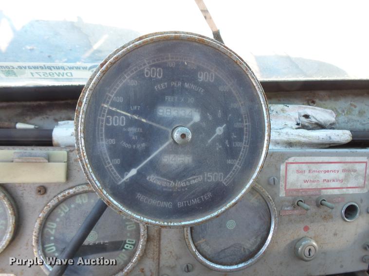 image for item DW9571 1966 International CO202 oil distributor truck