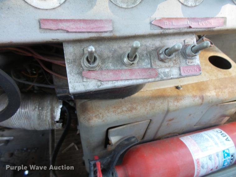 image for item DW9571 1966 International CO202 oil distributor truck