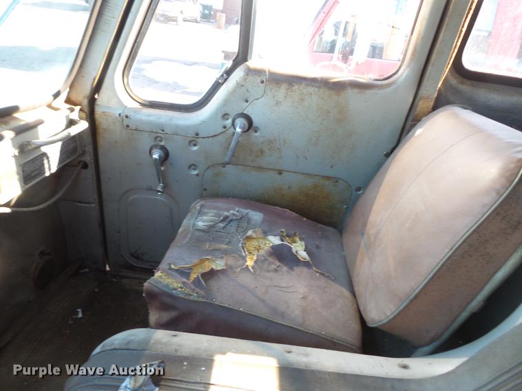 image for item DW9571 1966 International CO202 oil distributor truck