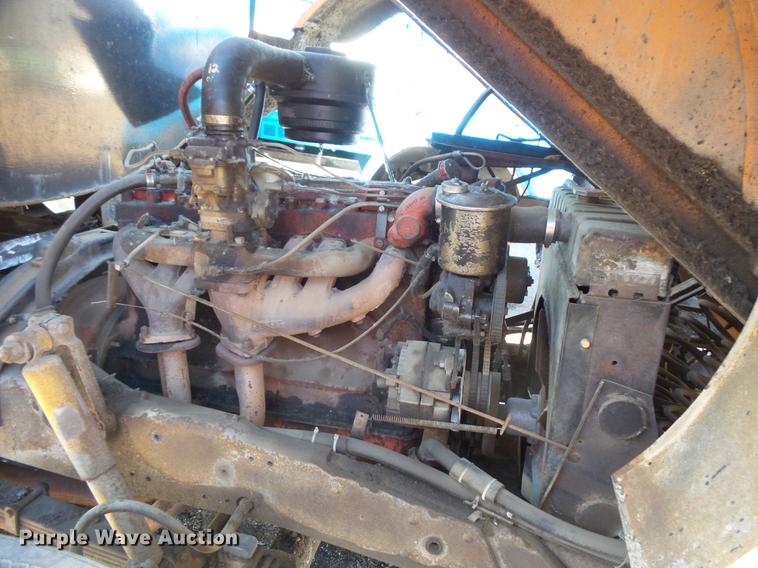 image for item DW9571 1966 International CO202 oil distributor truck