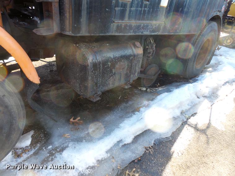 image for item DW9571 1966 International CO202 oil distributor truck