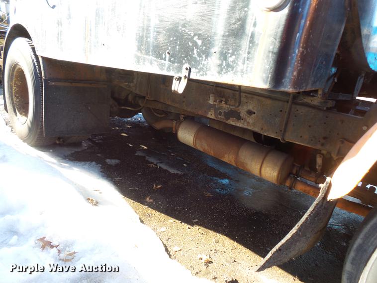 image for item DW9571 1966 International CO202 oil distributor truck