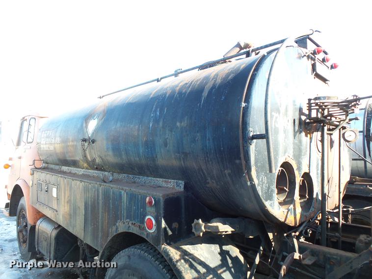 image for item DW9571 1966 International CO202 oil distributor truck