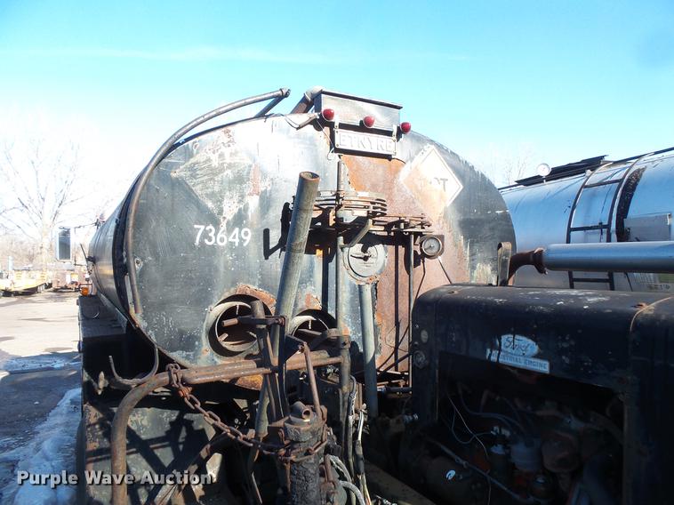 image for item DW9571 1966 International CO202 oil distributor truck