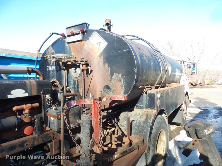 image for item DW9571 1966 International CO202 oil distributor truck