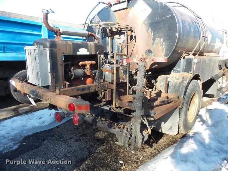 image for item DW9571 1966 International CO202 oil distributor truck