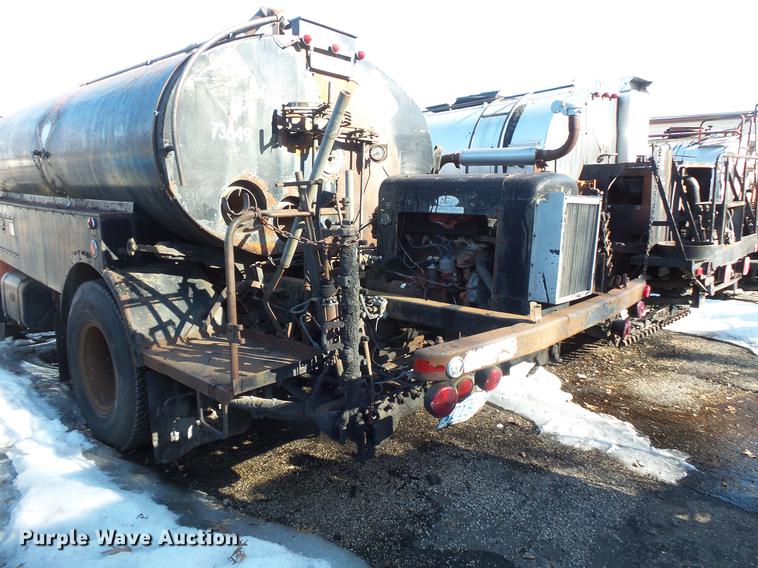 image for item DW9571 1966 International CO202 oil distributor truck