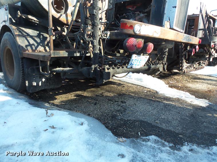 image for item DW9571 1966 International CO202 oil distributor truck