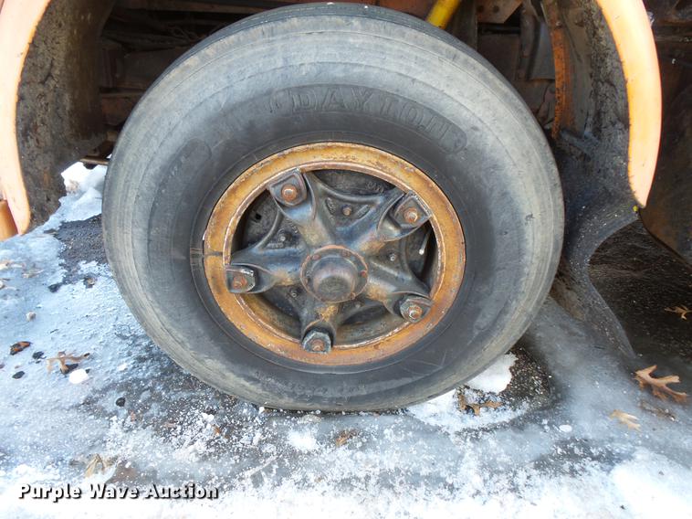 image for item DW9571 1966 International CO202 oil distributor truck