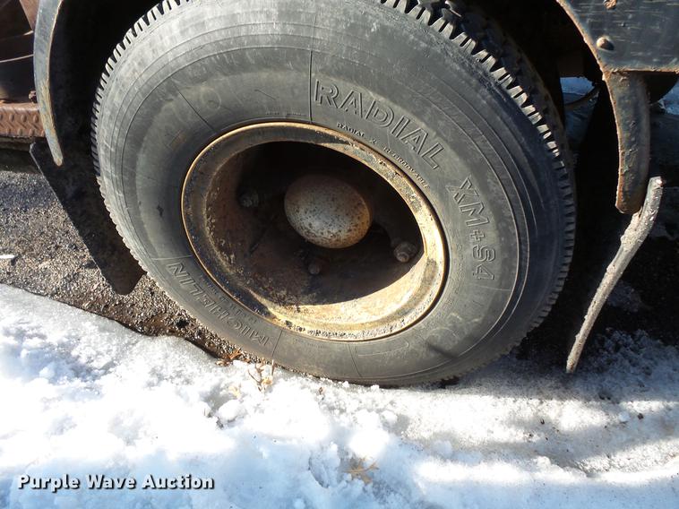 image for item DW9571 1966 International CO202 oil distributor truck