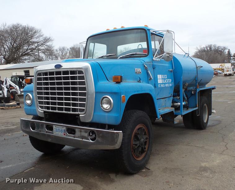 1984 Ford F800 tank truck in St. Paul, MN | Item DW9681 sold | Purple Wave