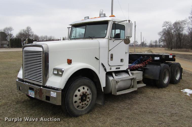 image for item DA3579 2000 Freightliner FLD120SD semi truck