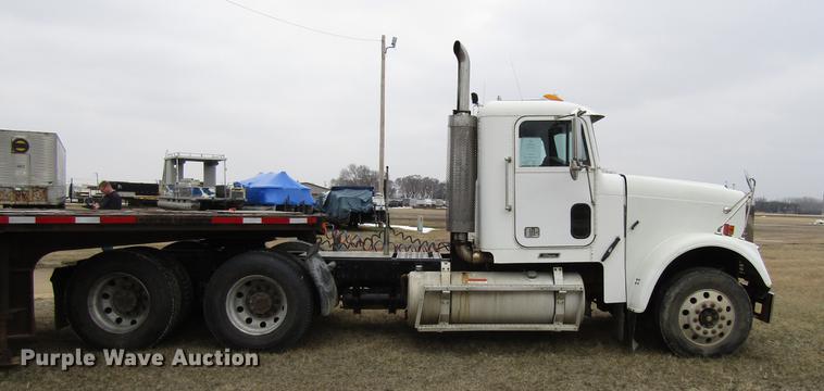 image for item DA3579 2000 Freightliner FLD120SD semi truck