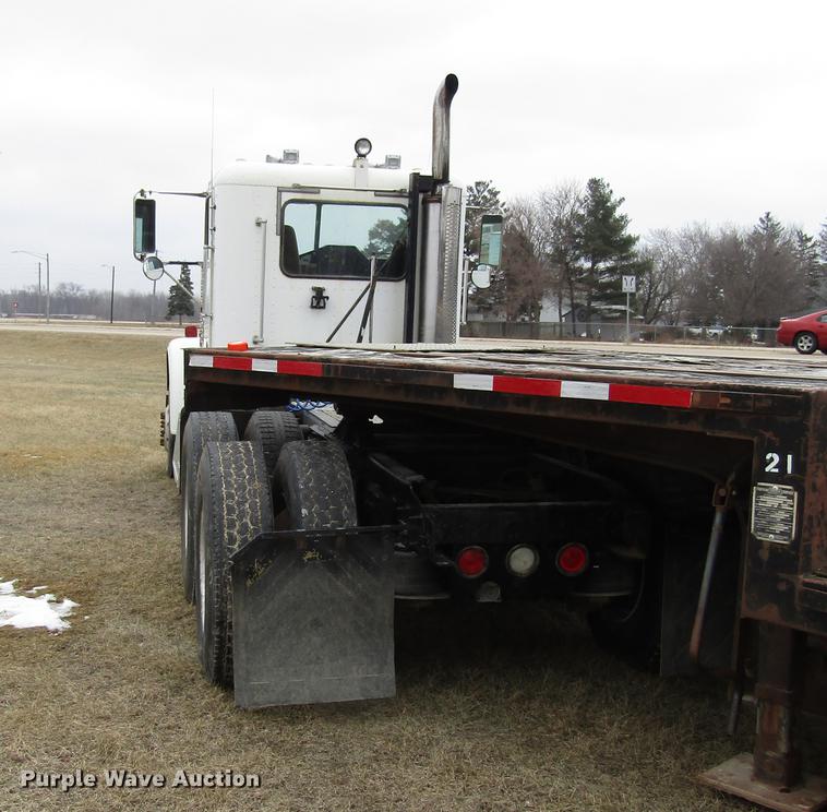 image for item DA3579 2000 Freightliner FLD120SD semi truck