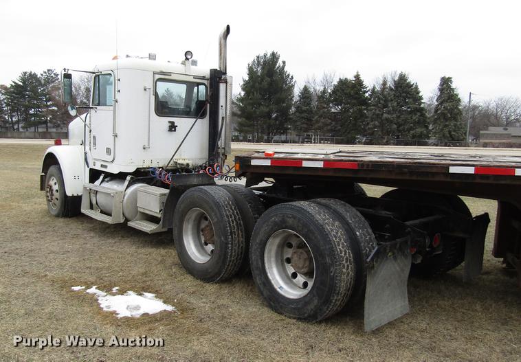 image for item DA3579 2000 Freightliner FLD120SD semi truck