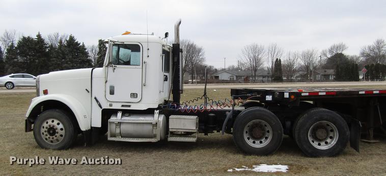 image for item DA3579 2000 Freightliner FLD120SD semi truck