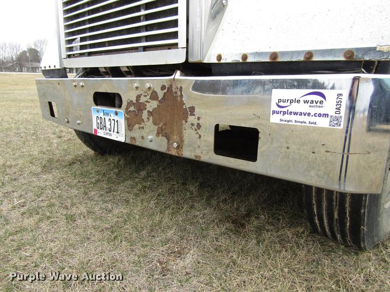 image for item DA3579 2000 Freightliner FLD120SD semi truck