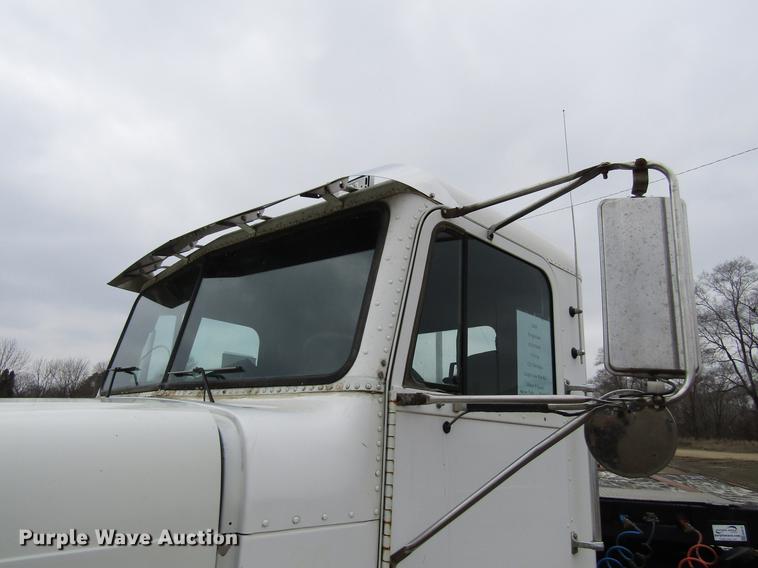 image for item DA3579 2000 Freightliner FLD120SD semi truck