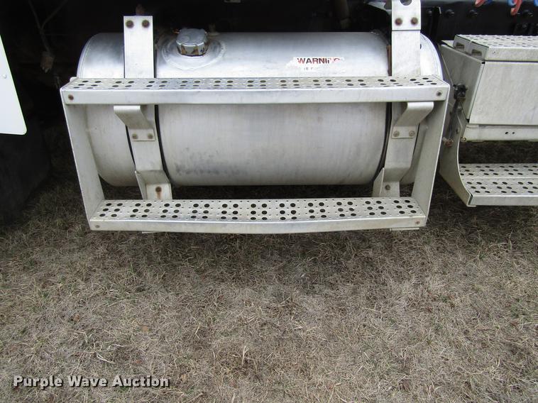 image for item DA3579 2000 Freightliner FLD120SD semi truck