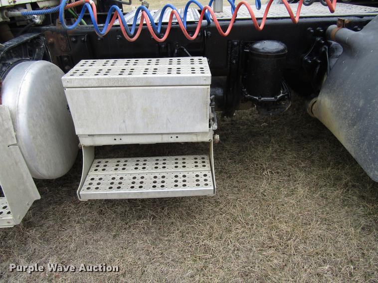 image for item DA3579 2000 Freightliner FLD120SD semi truck