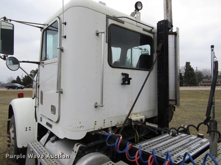 image for item DA3579 2000 Freightliner FLD120SD semi truck