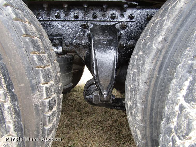 image for item DA3579 2000 Freightliner FLD120SD semi truck