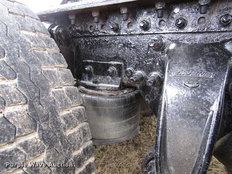 image for item DA3579 2000 Freightliner FLD120SD semi truck