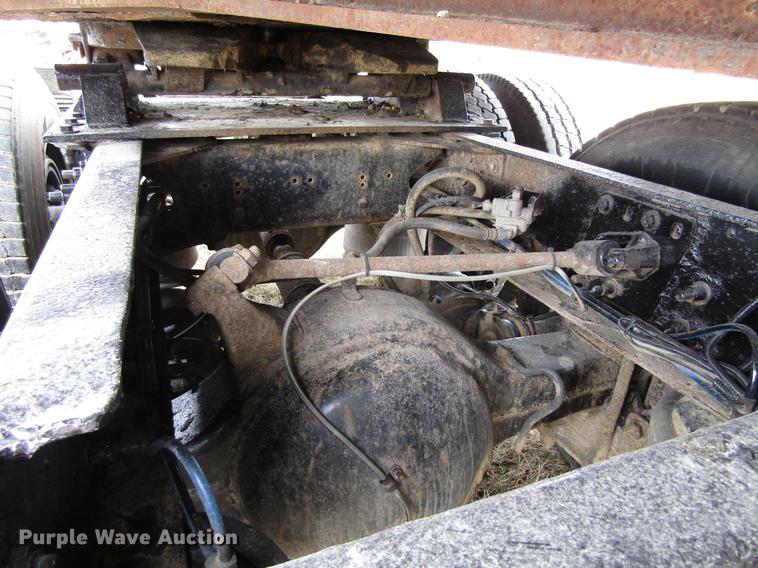 image for item DA3579 2000 Freightliner FLD120SD semi truck