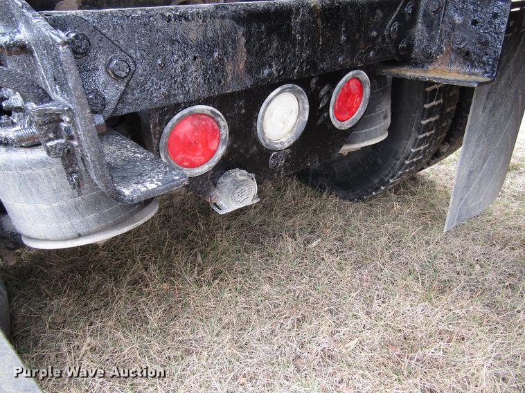 image for item DA3579 2000 Freightliner FLD120SD semi truck