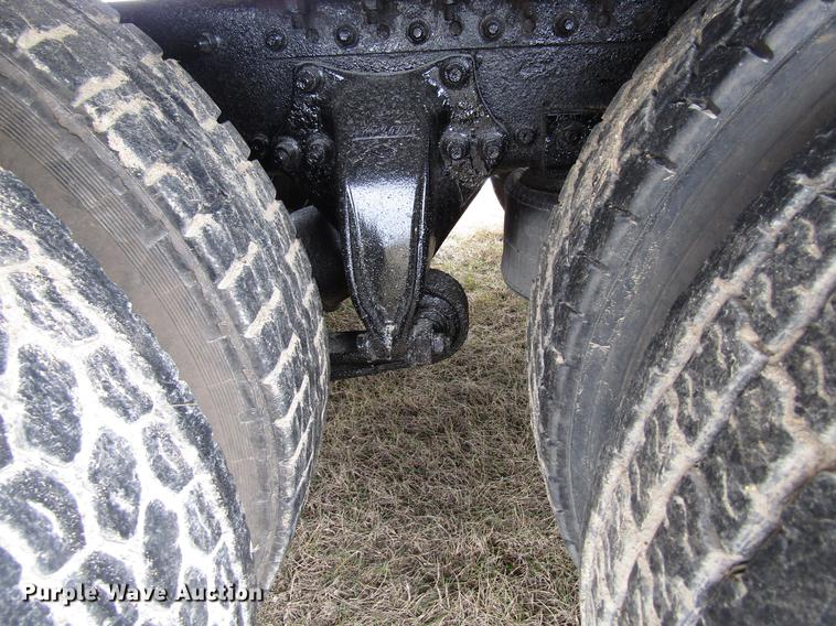 image for item DA3579 2000 Freightliner FLD120SD semi truck