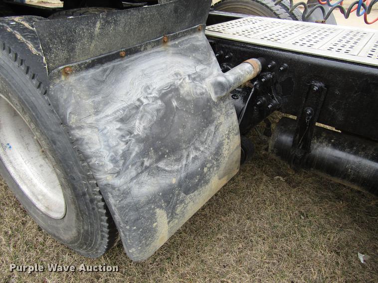 image for item DA3579 2000 Freightliner FLD120SD semi truck